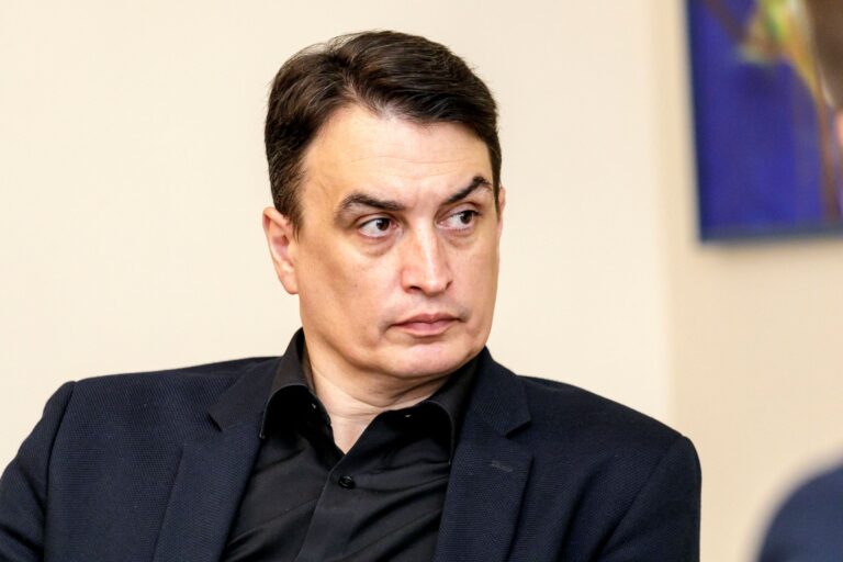 Na snímke moderátor Juraj Rizman počas tlačovej konferencie na tému navrhované zmeny v legislatíve o obecných a mestských políciách a ich dopad na život ľudí na Slovensku v Bratislave 9. júna 2022. Foto: Dano Veselský/TASR