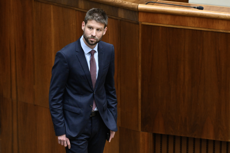 Príspevok s narcismi by sme znova nezverejnili, tvrdí líder PS