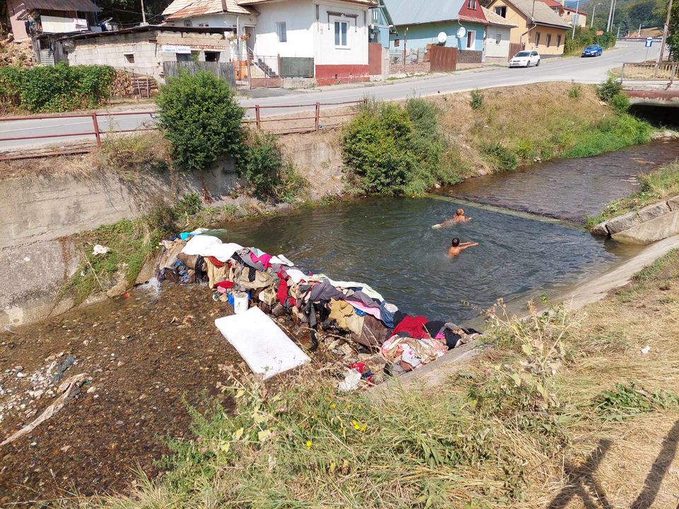 Na zahatanie potoka stačí nepotrebné šatstvo a staré koberce. Foto: Archív SVP