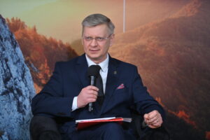 Szymanowski: Tusk je skôr hovorcom. Dobre vyzerá pred kamerami, ale nevládne