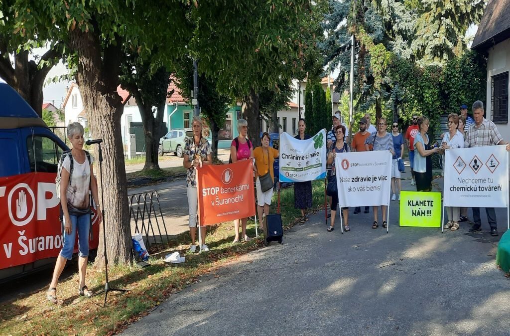 Protestujúci proti baterkárni v Šuranoch. Foto Jozef Uhlárik/Štandard