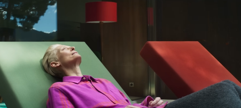 Tilda Swintonová vo filme Room Next Door režiséra Pedra Almodóvara, ktorý získal Zlatého leva na medzinárodnom filmovom festivale v Benátkach 7. septembra 2024. Reprofoto: Room Next Door/YT