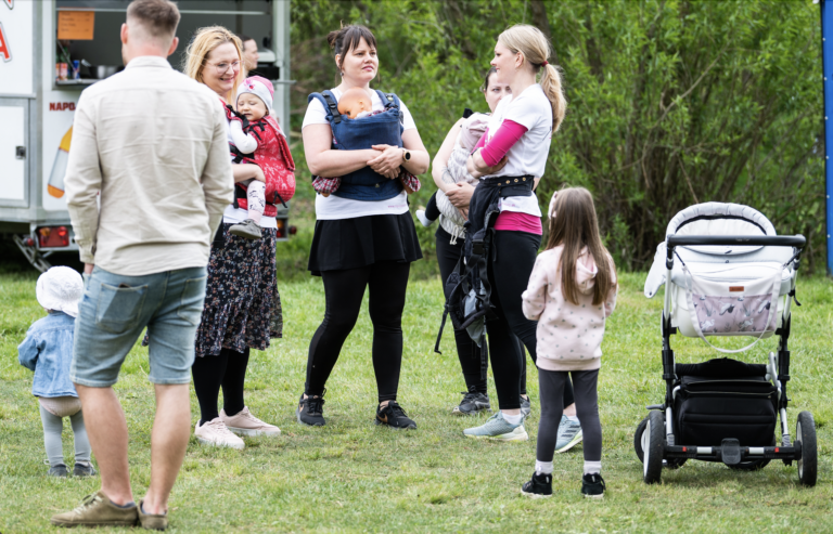 Mamy s nosičmi na sebe počas podujatia Mama deň trochu inak. Foto: Veronika Mihaliková/TASR