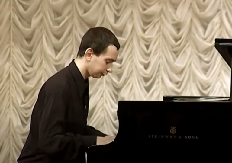 Nedatovaný záber z videozáznamu vystúpenia Pavla Kušnira na každoročnom Rachmaninovovom festivale v jeho rodnom meste Tambov v Rusku v roku 2010. Zdroj: YouTube cez New York Times