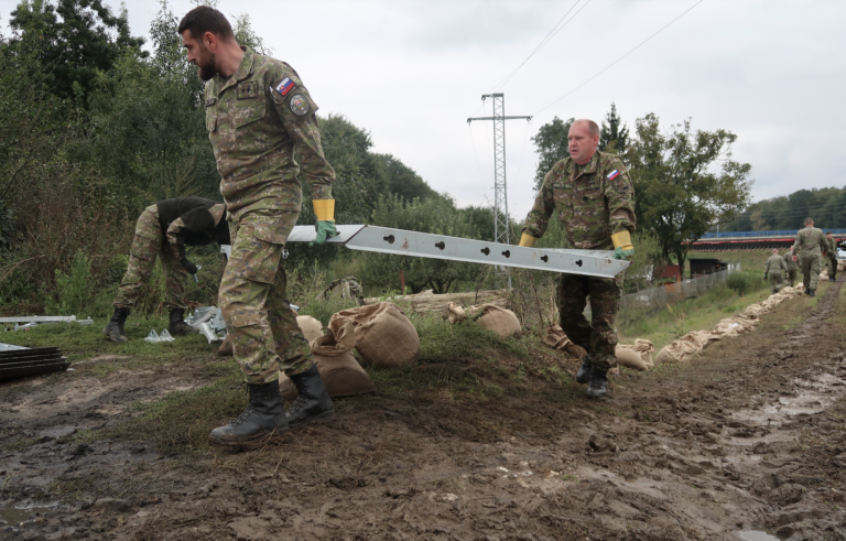 Vojaci pomáhajú s odstraňovaním protipovodňových bariér z brehu rieky Morava pri meste Holíč v okrese Skalica 17. septembra 2024. Foto: Ondrej Hercegh/TASR