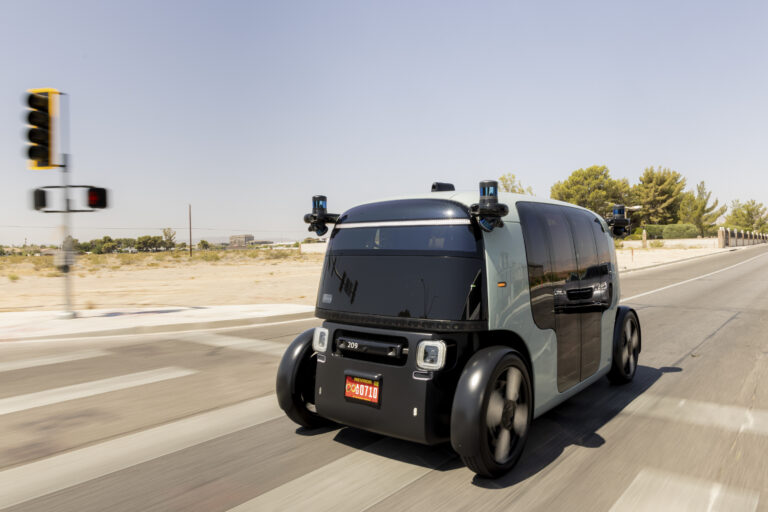 Robotický taxík Zoox v Las Vegas, 14. júna 2024. Spoločnosť Zoox nasadzuje robotické taxíky bez volantu, bez sedadla a bez vodiča. Foto: Jason Henry/New York Times