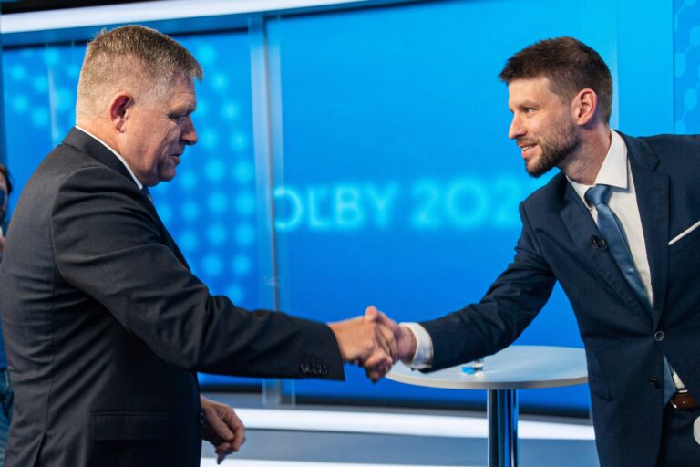 Robert Fico a Michal Šimečka si podávajú ruky v predvolebnej debate televízie TA3,  30. 9. 2023 pred parlamentnými voľbami. Foto: Marko Erd/Petit Press/ Profimedia.sk