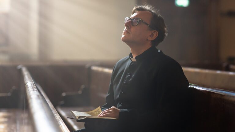 Kňaz v tichej modlitbe. Profimedia.sk