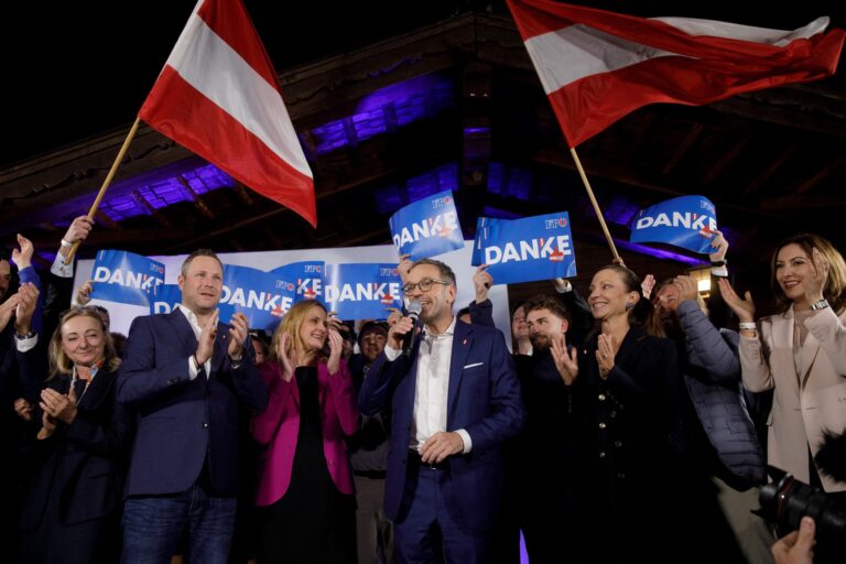 Herbert Kickl (v strede), líder Slobodnej strany Rakúska. Foto:  Alex HALADA / AFP / AFP / Profimedia