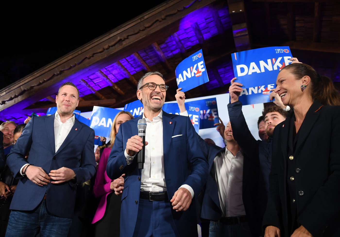 Herbert Kickl, predseda strany FPÖ oslavuje vo Viedni výsledky volieb. Foto: He Canling / Xinhua News / Profimedia 