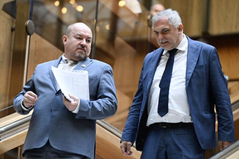 Zľava Rudolf Huliak (nezaradený) a Roman Michelko (SNS). Foto: Pavel Neubauer/TASR