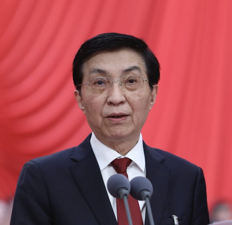 Wang Huning, predseda Národného výboru Čínskej ľudovej politickej poradnej konferencie predniesol prejav vo Veľkej sále ľudu v Pekingu, 10. marca 2024. Zdroj: Ju Peng / Xinhua News / Profimedia