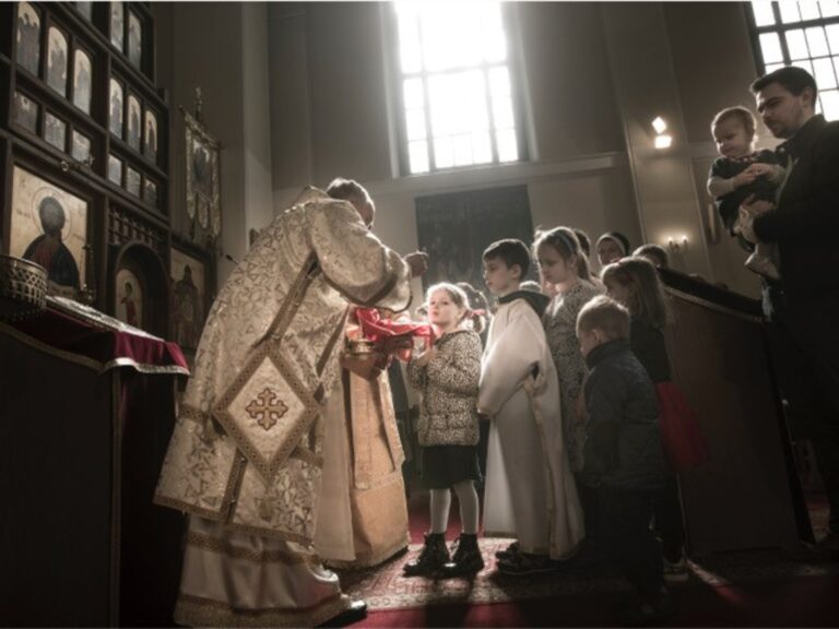 Gréckokatolícky biskup vlakyka Peter Rusnák rozdáva sväté prijímanie počas božskej liturgie. Foto: Timotej Križka