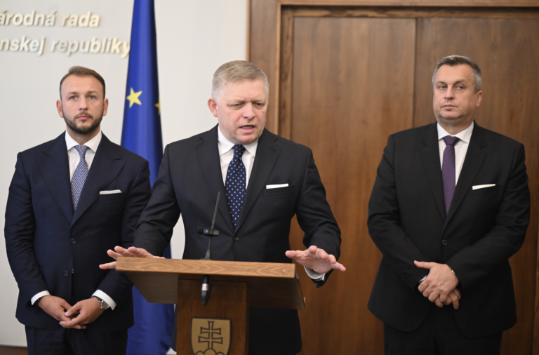Matúš Šutaj Eštok (zľava), Robert Fico, Andrej Danko. Foto: Martin Baumann/TASR