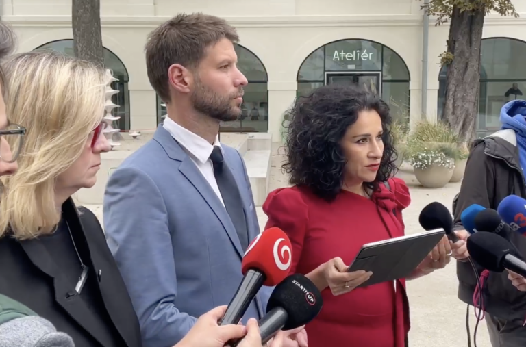 Zástupcovia strany Progresívne Slovensko.Zľava: Dana Kleinert, Michal Šimečka a Zora Jaurová.Reprofoto: FB/PS