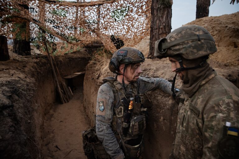 Mnohí Ukrajinci sa obávajú, že časovo neobmedzená služba v armáde sa rovná jednosmernej vstupenke na front, a preto sa zdráhajú vstúpiť do armády. Foto: Tyler Hicks/New York Times
