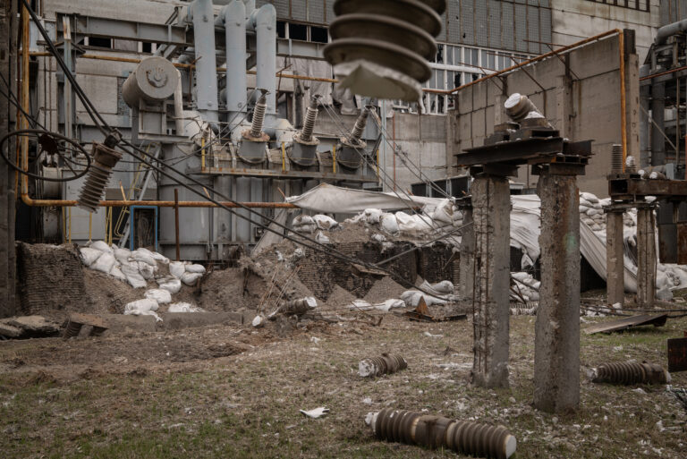 Zničené transformátory a elektrické vedenie v elektrárni v ukrajinskom meste Kurachove v marci. Foto:  Nicole Tung pre New York Times