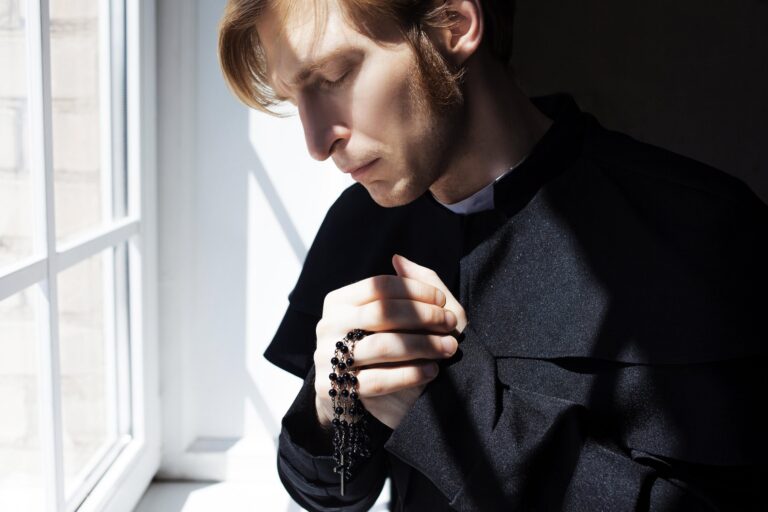 Modliaci kňaz. Foto: Yulia Koltyrina / Alamy / Alamy / Profimedia.sk