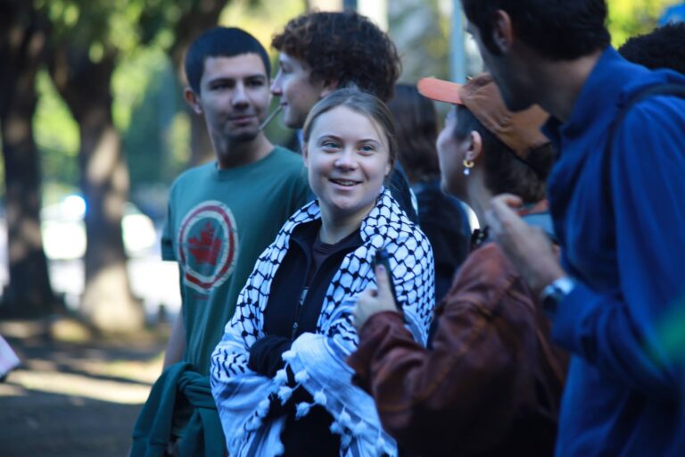 “Zastavte genocídu, zastavte ekocídu„ - študentská demonštrácia za klímu Fridays For Future za účasti Grety Thumberg, Miláno, Taliansko, 11. október 2024. Zdroj: Elisa Pedrani / Shutterstock Editorial / Profimedia