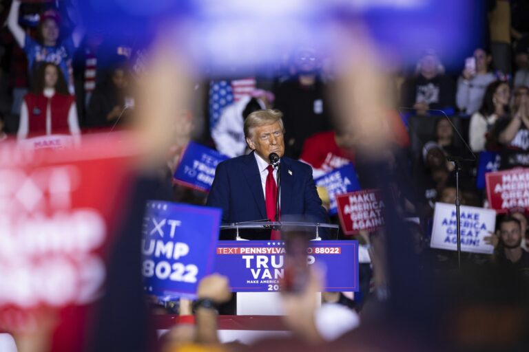 Bývalý prezident Donald Trump, republikánsky prezidentský kandidát počas predvolebného zhromaždenia v PPL Center v Allentown, Pensylvánia, 29. októbra 2024. Foto: ČTK / AP / Francis Chung/POLITICO / Profimedia.sk