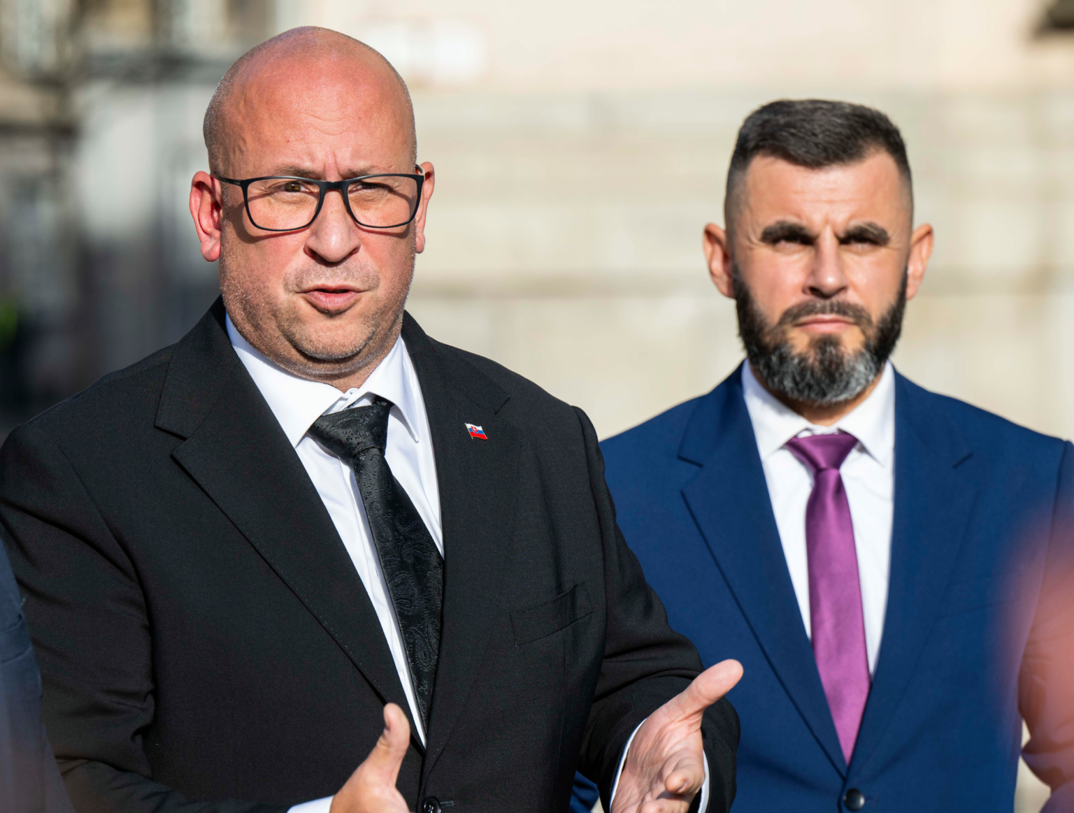 Minister Ráž spolu s poslancom za Smer Jánom Mažgútom
na tlačovej konferencii k cyklotrase na Vajanského nábreží. Foto: Jakub Kotian/TASR