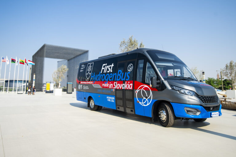 Slovenský autobus na vodíkový pohon vystavený pred Bránou mobility na Svetovej výstave Expo Dubaj 2020 v Dubaji v piatok 15. októbra. Foto: Jakub Kotian/TASR 