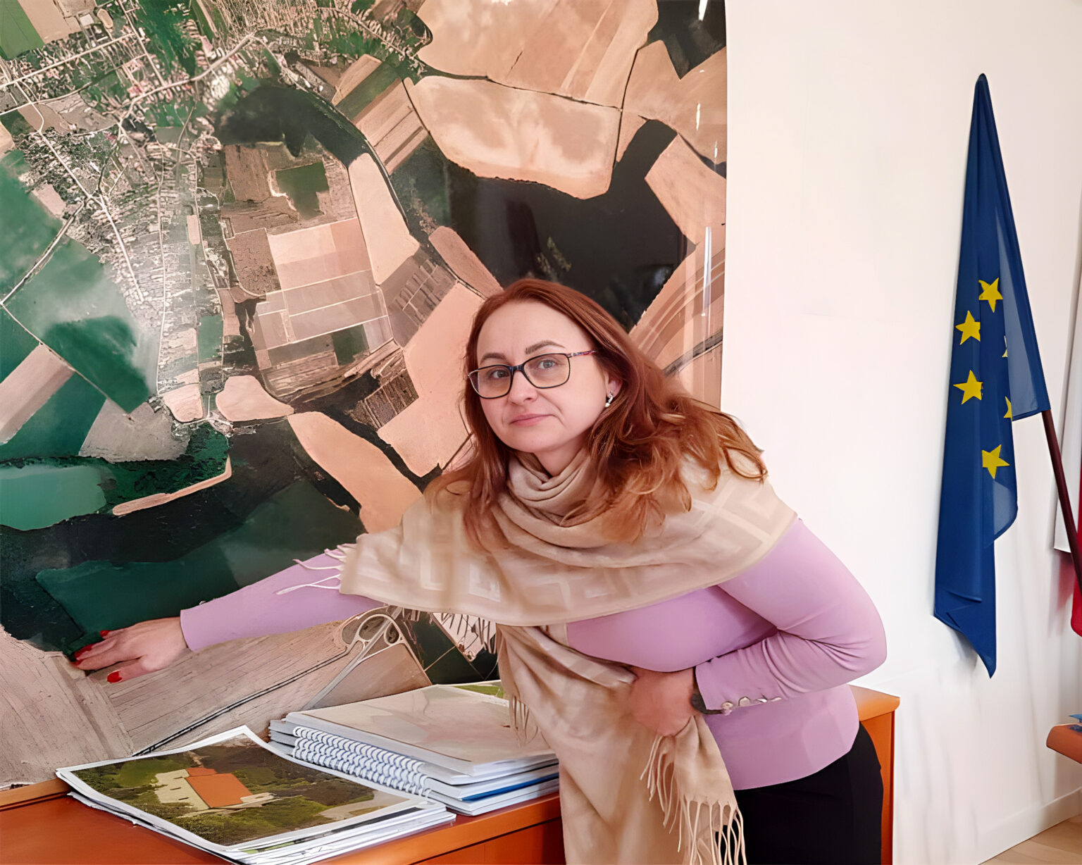 Starostka Bábu Katarína Mego Töröková ukazuje, kde by mohol veterný park vyrásť. Foto: Jozef Uhlárik