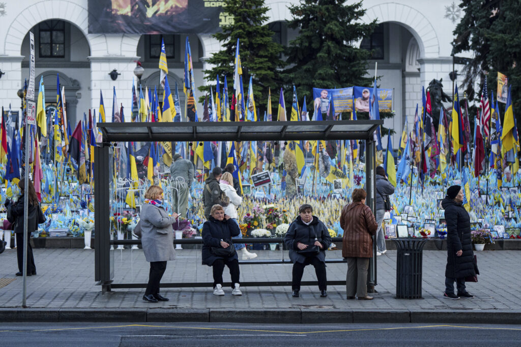Ženy čakajú na autobus na Námestí nezávislosti v Kyjeve 7. novembra 2024. Foto: TASR/AP