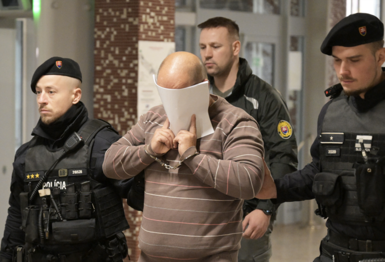 Obvinený policajt Marek z obzvlášť závažného zločinu zabitia na Mestskom súde v Košiciach.
Foto: TASR/František Iván
