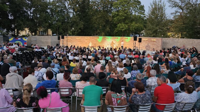 Tohtoročný koncert Lenky Filipovej pritiahol do amfiteátra v Košeci päťsto návštevníkov. Foto. obec Košeca