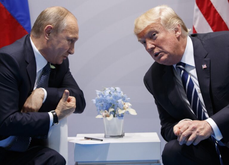 Donald Trump a Vladimir Putin počas samitu G20, 7. júla 2017 v Hamburgu. Foto:  Evan Vucci / ČTK / AP / Profimedia