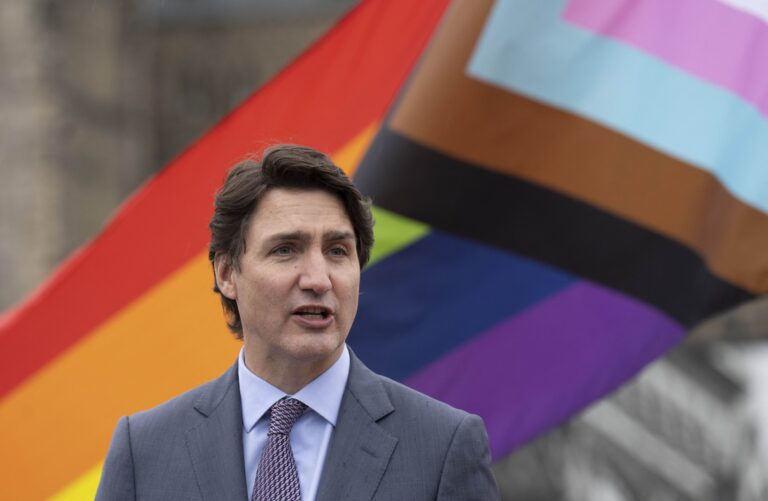 Justin Trudeau s dúhovou vlajkou. Foto Wyld Adrian/CP/ABACA / Abaca Press / Profimedia