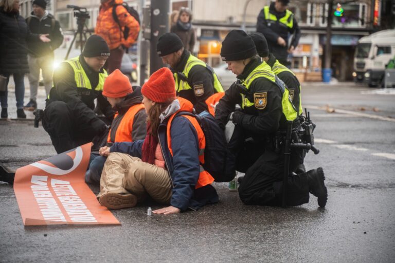 Aktivisti Poslednej generácie  zablokovali ulicu v Mníchove 20. decembra 2022. Zdroj: Mufkinnphotos / Zuma Press / Profimedia