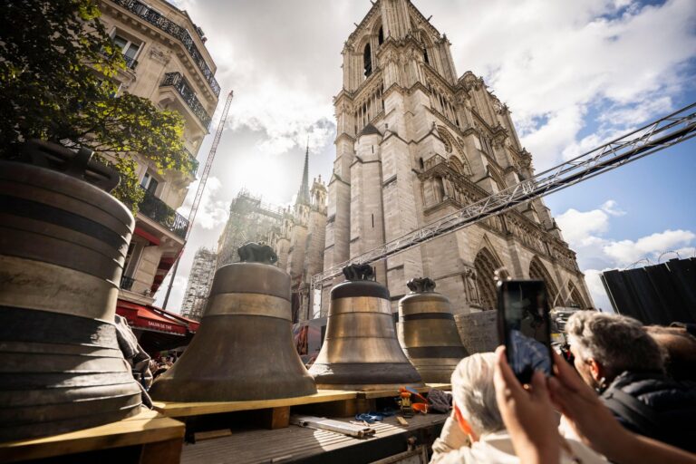 Osem zvonov sa 12. septembra 2024 vrátilo do severnej zvonice katedrály Notre-Dame de Paris v centre Paríža. Od „Gabriel“ s hmotnosťou viac ako štyri tony po menší „Jean-Marie“, pomenovaný na počesť kardinála Lustigera. Foto: Abaca Press / Alamy / Alamy / Profimedia.sk
