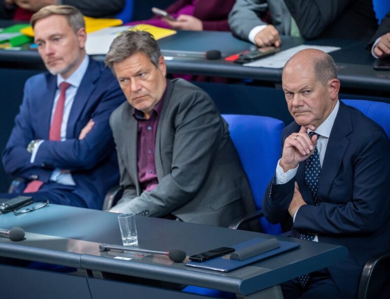 Spolkový kancelár Olaf Scholz z SPD (vpravo), Robert Habeck (Aliancia 90/Zelení) a Christian Lindner z FDP (vpravo). Foto: DPA picture alliance / Alamy / Profimedia
