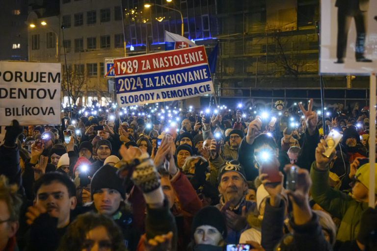 Na snímke ľudia držia transparenty počas zhromaždenia troch opozičných strán - Progresívneho Slovenska (PS), SaS a KDH -, ktoré sa konalo pri príležitosti 35. výročia Nežnej revolúcie na Námestí SNP v Bratislave v nedeľu 17. novembra 2024. Foto: Michal Svítok/TASR