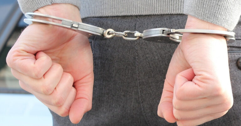 Švéd čelí obvineniu z nútenia manželky k sexu s viac než 120 mužmi