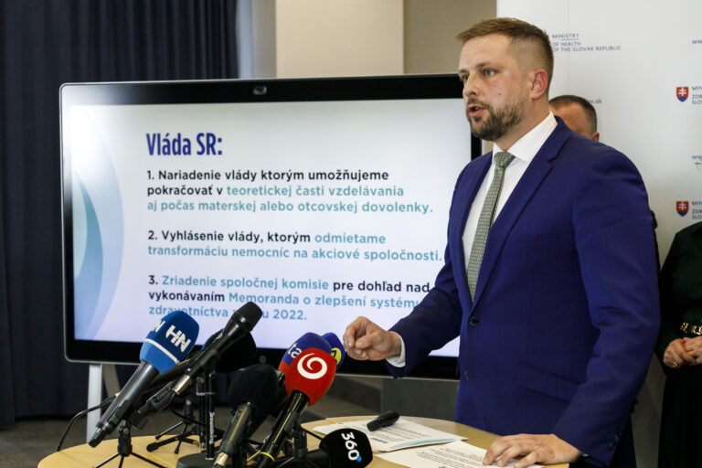 Minister zdravotníctva SR (MZ SR) Kamil  Šaško (Hlas) počas tlačovej konferencie k aktuálnej situácii v zdravotníctve a rokovaní s Lekárskym odborovým združením (LOZ) v Bratislave 4. decembra 2024. FOTO TASR - Dano Veselský
