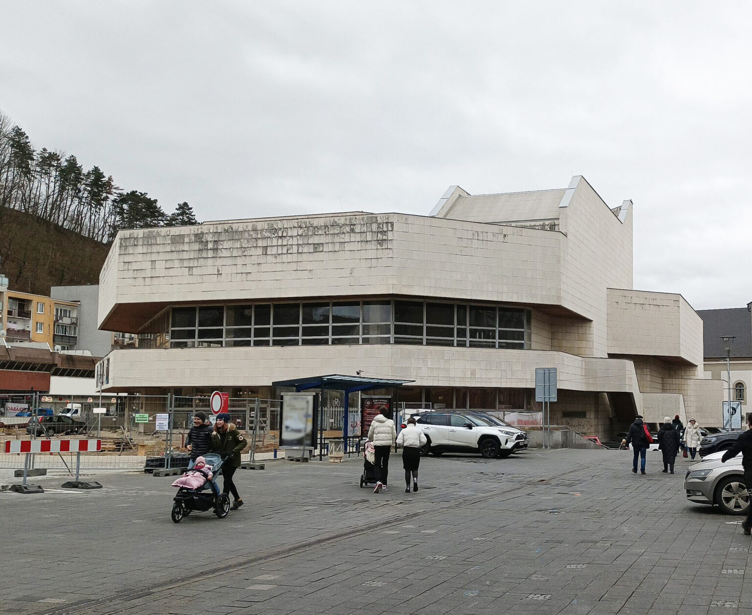 Takmer 40-ročná budova Okruhového domu armády v centre Trenčína už dlhšie chátra. Foto: Ľubomír Chochula 
