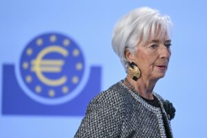 ECB je pritlačená k múru. Musí znižovať úrokové sadzby, aj keď vlastne nechce
