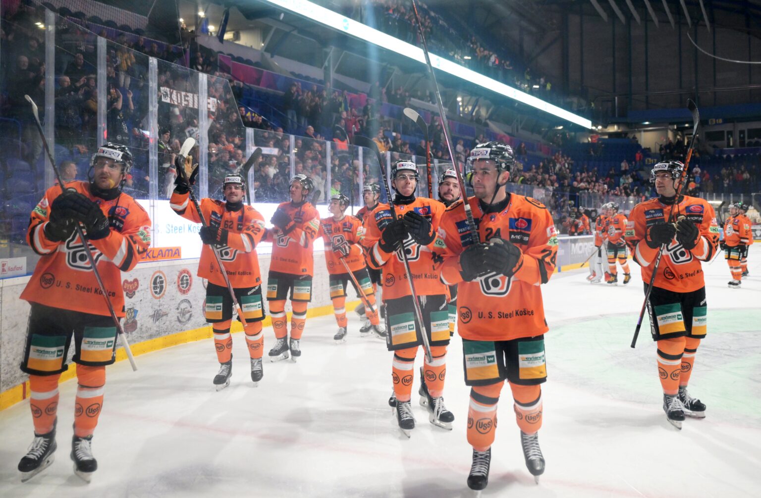 Hráči Košíc po víťazstve 3:1 v zápase  HC Košice - HK Spišská Nová Ves. Foto: TASR/František Iván
