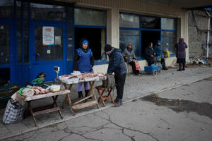 Zelenskyj už myslí na vlastnú povojnovú budúcnosť. Rozdáva ľuďom peniaze