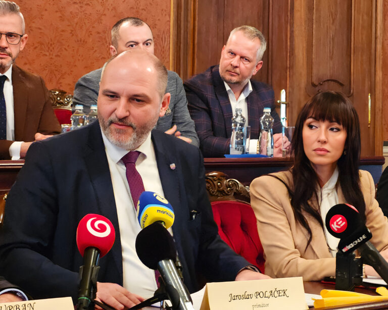 Košický primátor Jaroslav Polaček a predsedníčka predstavenstva AŠPNB Eva Lisová infromovali o výstavbe tisícov nájomných bytov. Foto: Boris Macko / Pôvodný fotografický materiál bol citlivo upravený umelou inteligenciou.