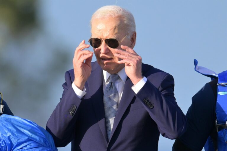 Zmätený Joe Biden na stretnutí predstaviteľov skupiny G7 v talianskom Brindisi. Foto: IPA / BACKGRID / Backgrid UK / Profimedia
