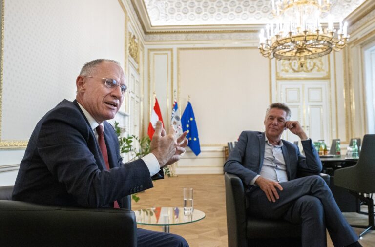 Minister vnútra Gerhard Karner (ÖVP) a výskumník migrácie Ruud Koopmans 18. septembra 2024 vo Viedni. Foto: Tobias Steinmaurer/ APA-PictureDesk via AFP / Profimedia.sk