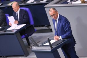 Prehnaná rola vojenského jastraba môže Merzovi vo voľbách uškodiť