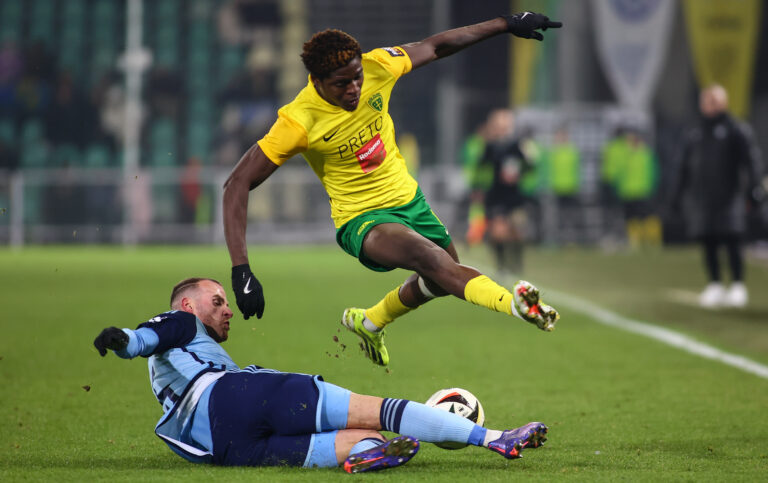 V súboji o loptu Eric Bile (Žilina) a Lukáš Pauschek (Bratislava) v zápase 17. kola futbalovej Niké ligy medzi MŠK Žilina - ŠK Slovan Bratislava v sobotu 7. decembra 2024 v Žiline. Foto: Daniel Stehlík/TASR