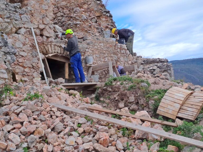 Murárske práce prebiehali aj na veži. Foto: Imrich Bugár