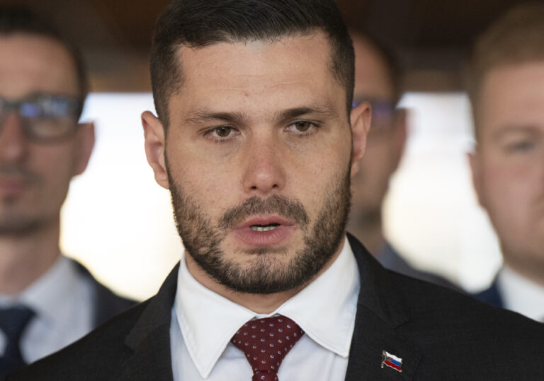 Smer obvinil Zastavme korupciu z ovplyvňovania politiky
