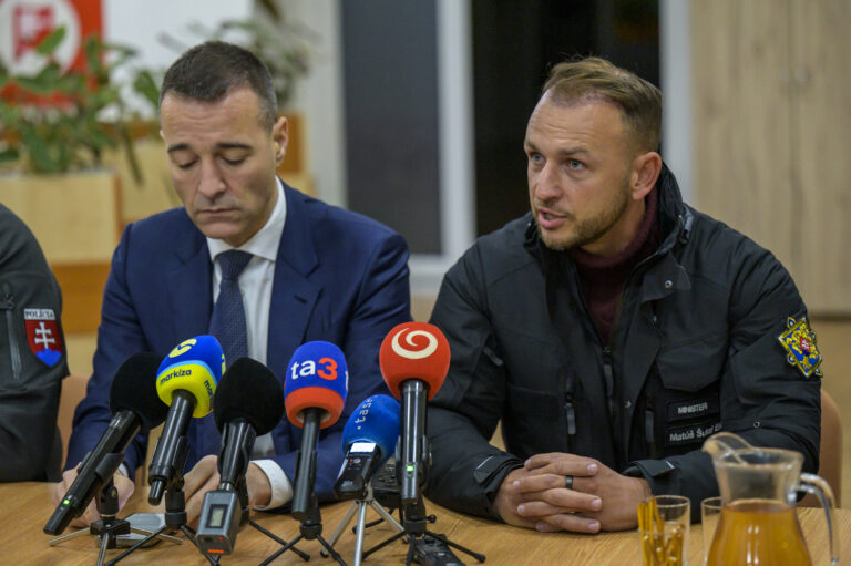 Na snímke zľava minister školstva, výskumu, vývoja a mládeže SR Tomáš Drucker a minister vnútra Matúš Šutaj Eštok (obaja HLAS-SD) informujú počas tlačovej konferencie o útoku nožom na gymnáziu v meste Spišská Stará Ves (okres Kežmarok) vo štvrtok 16. januára 2025. Foto: Veronika Mihaliková/TASR